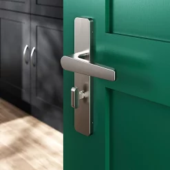 Castorama Ensemble Poignée Sur Plaque Rectangulaire à Condamnation GoodHome Kerver Effet Nickel Satin Gris L.128mm X L.42mm Entraxe 165-195mm