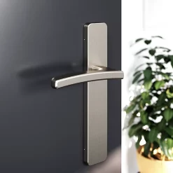 Castorama Ensemble Poignée Sur Plaque Rectangulaire GoodHome Irvil Effet Nickel Satin Gris L.126.5mm X L.42mm Entraxe 165-195mm