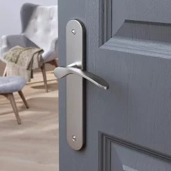 Castorama Ensemble Poignée Sur Plaque Rond GoodHome Beare Effet Nickel Satin Gris L.110.5mm X L.40mm Entraxe 195mm