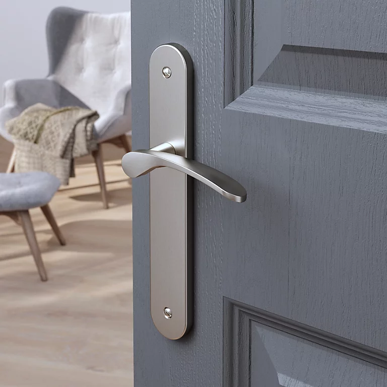 Castorama Ensemble Poignée Sur Plaque Rond GoodHome Beare Effet Nickel Satin Gris L.110.5mm X L.40mm Entraxe 195mm 1 Castorama Ensemble Poignée Sur Plaque Rond GoodHome Beare Effet Nickel Satin Gris L.110.5mm X L.40mm Entraxe 195mm