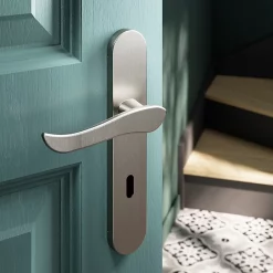 Castorama Ensemble Poignée Sur Plaque Rond Serrure GoodHome Armel Effet Nickel Satin Gris L.130mm X L.42mm Entraxe 165-195mm