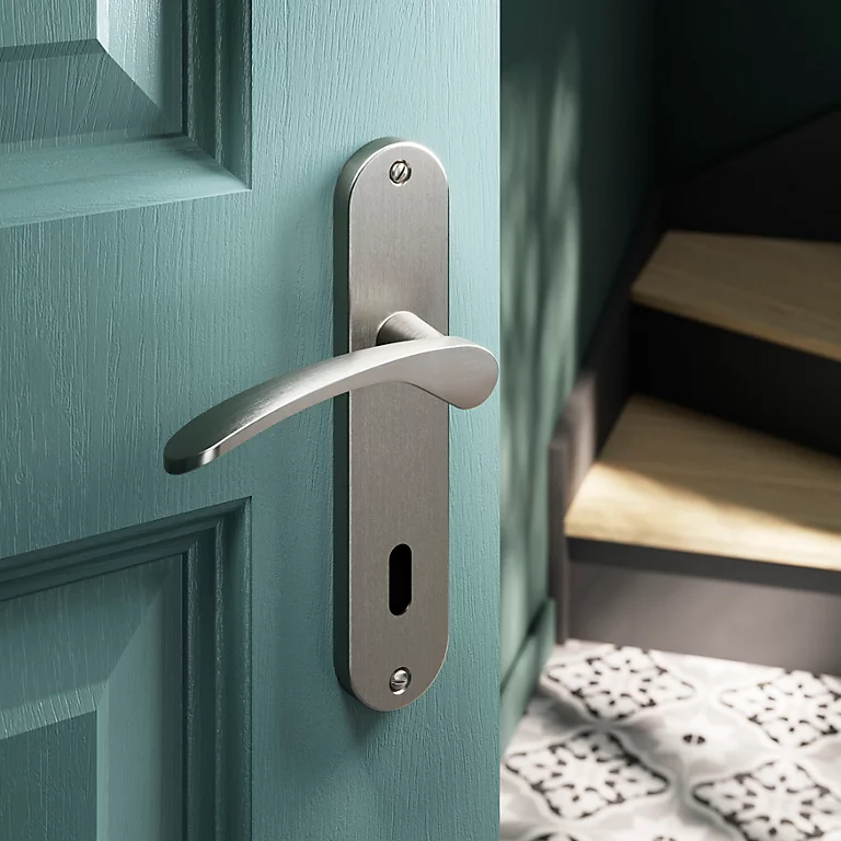 Castorama Ensemble Poignée Sur Plaque Rond Serrure GoodHome Beare Effet Nickel Satin Gris L.110.5mm X L.40mm Entraxe 165mm 1 Castorama Ensemble Poignée Sur Plaque Rond Serrure GoodHome Beare Effet Nickel Satin Gris L.110.5mm X L.40mm Entraxe 165mm