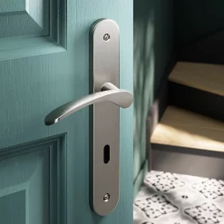 Castorama Ensemble Poignée Sur Plaque Rond Serrure GoodHome Beare Effet Nickel Satin Gris L.110.5mm X L.40mm Entraxe 195mm