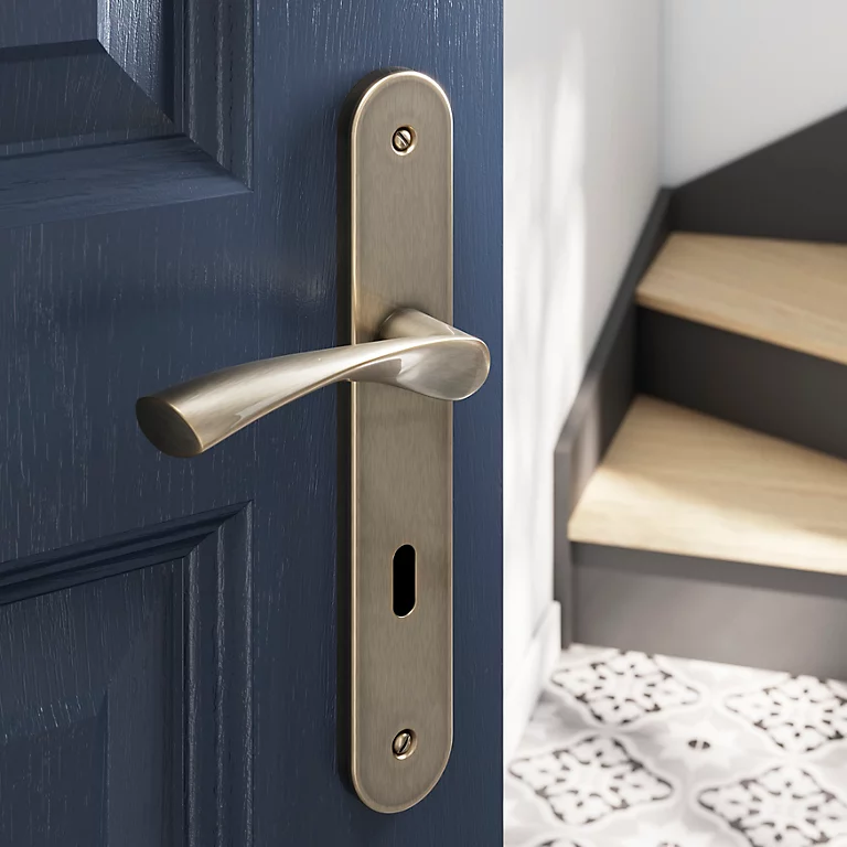 Castorama Ensemble Poignée Sur Plaque Rond Serrure GoodHome Breage Effet Laiton Satin Doré L.120.5mm X L.40mm Entraxe 195mm 1 Castorama Ensemble Poignée Sur Plaque Rond Serrure GoodHome Breage Effet Laiton Satin Doré L.120.5mm X L.40mm Entraxe 195mm