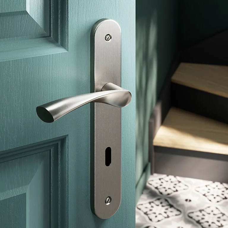 Castorama Ensemble Poignée Sur Plaque Rond Serrure GoodHome Breage Effet Nickel Satin Gris L.120.5mm X L.40mm Entraxe 195mm 1 Castorama Ensemble Poignée Sur Plaque Rond Serrure GoodHome Breage Effet Nickel Satin Gris L.120.5mm X L.40mm Entraxe 195mm