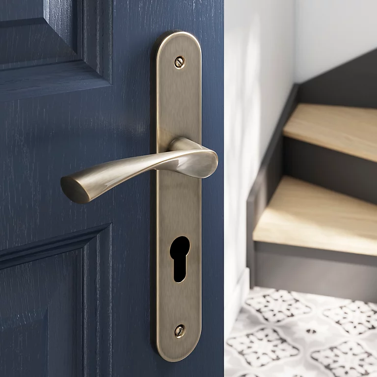 Castorama Ensemble Poignée Sur Plaque Rondcylindre GoodHome Breage Effet Laiton Satin Doré L.120.5mm X L.40mm Entraxe 195mm 1 Castorama Ensemble Poignée Sur Plaque Rondcylindre GoodHome Breage Effet Laiton Satin Doré L.120.5mm X L.40mm Entraxe 195mm