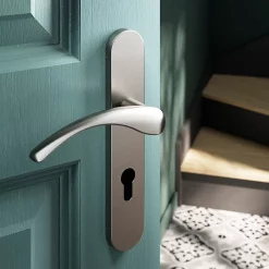 Castorama Ensemble Poignée Sur Plaque Rondcylindre GoodHome Ruis Effet Nickel Satin Gris L.138.5mm X L.42mm Entraxe 165-195mm